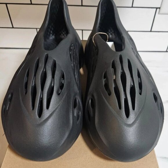 Adidas Yeezy Foam RNR Onyx HP8739 Men’s Size 11 Black Runner Slip On Shoes - Picture 2 of 7